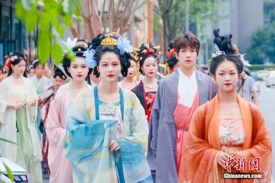 Chengdu: mostra dello Hanfu sulla strada