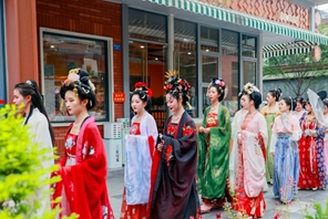 Chengdu: mostra dello Hanfu sulla strada