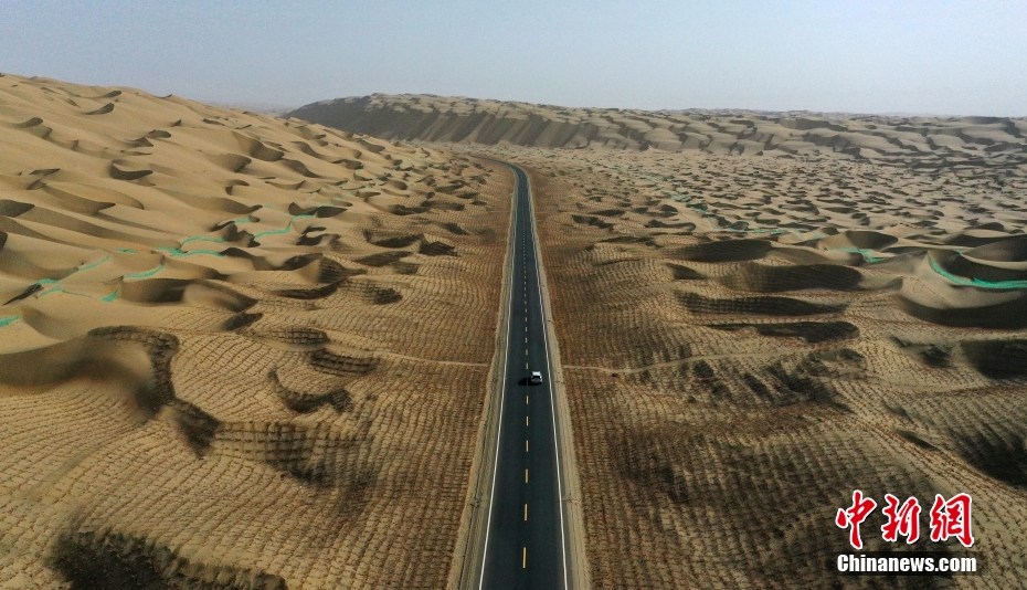 Xinjiang: aperta al traffico la terza autostrada che attraversa il deserto di Taklamakan