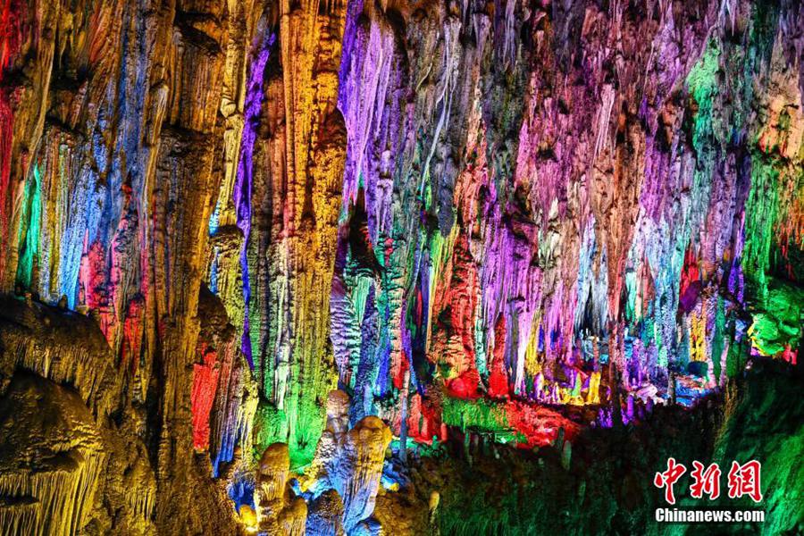 Chongqing: le abbaglianti grotte carsiche