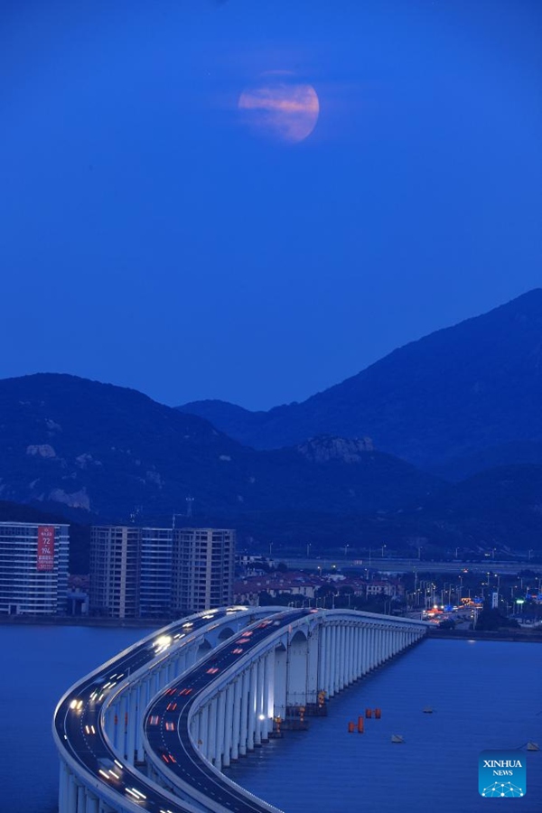 Superluna in diverse città