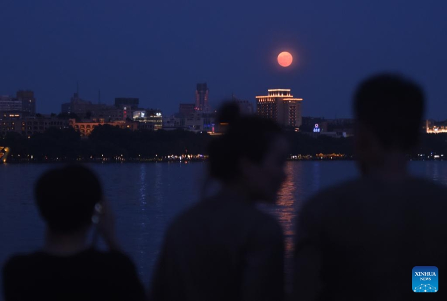 Superluna in diverse città