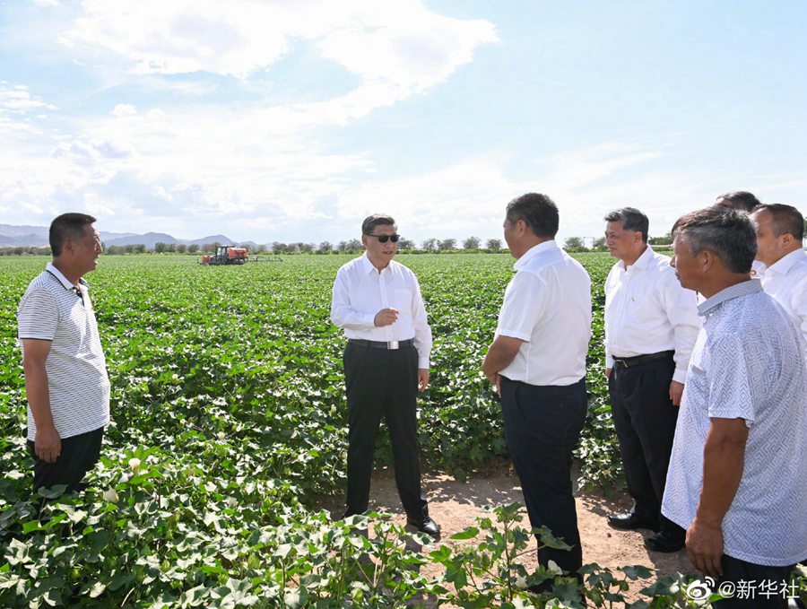 Xi Jinping visita la città di Shihezi in Xinjiang