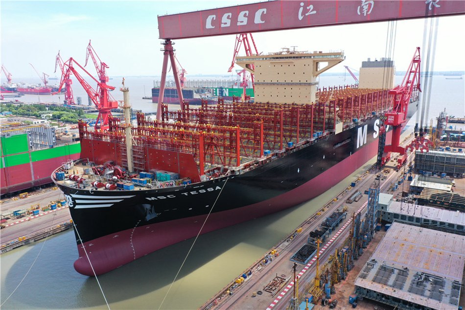 Shanghai, varata la nave portacontainer più grande del mondo