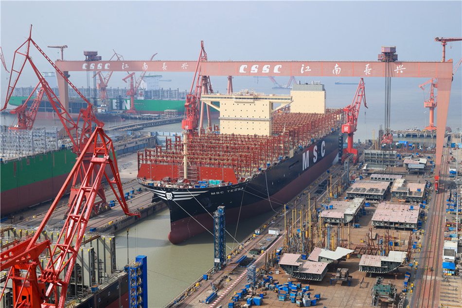 Shanghai, varata la nave portacontainer più grande del mondo