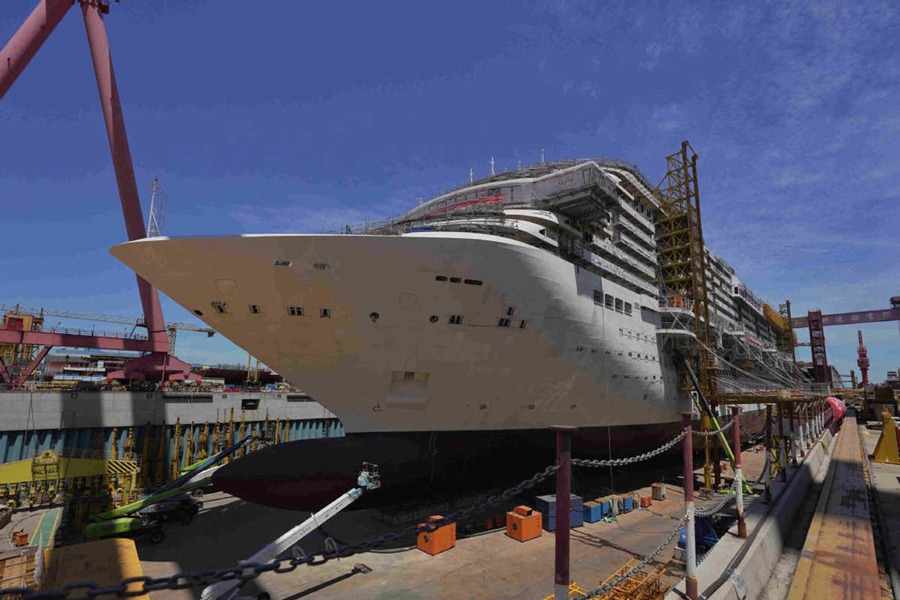 La prima nave da crociera nazionale di grande dimensione della Cina a Shanghai. La nave è in fase di installazione degli interni e debug del sistema. (8 agosto 2022 - China Daily/Gao Erqiang)