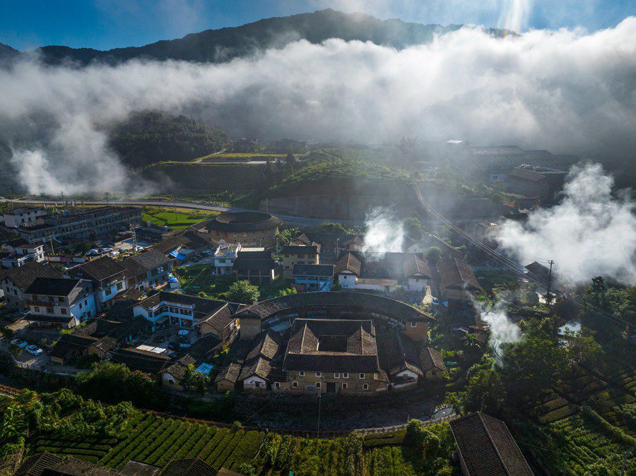 Vista mattutina dei Tulou del Fujian: un paese fatato avvolto da nuvole e nebbia