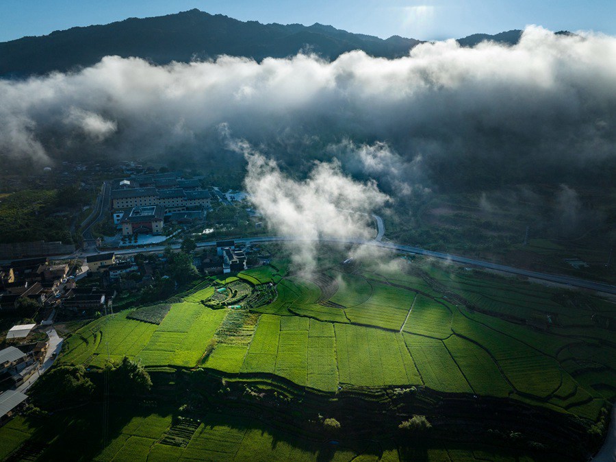 Vista mattutina dei Tulou del Fujian: un paese fatato avvolto da nuvole e nebbia