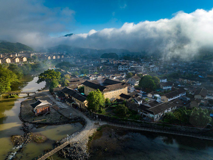 Vista mattutina dei Tulou del Fujian: un paese fatato avvolto da nuvole e nebbia