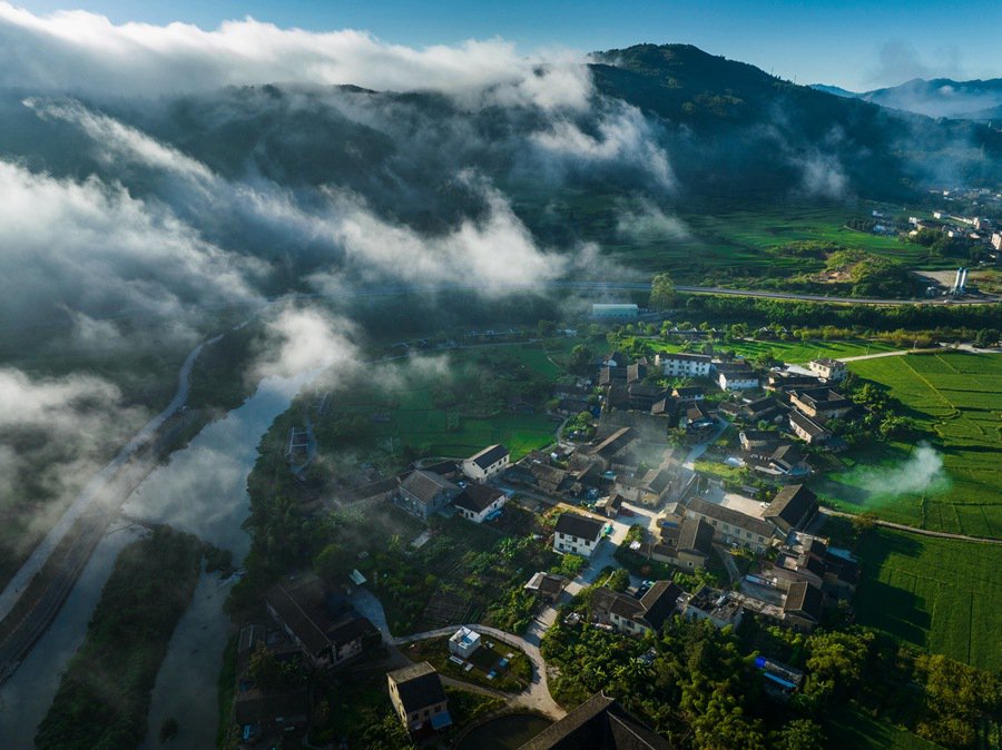 Vista mattutina dei Tulou del Fujian: un paese fatato avvolto da nuvole e nebbia