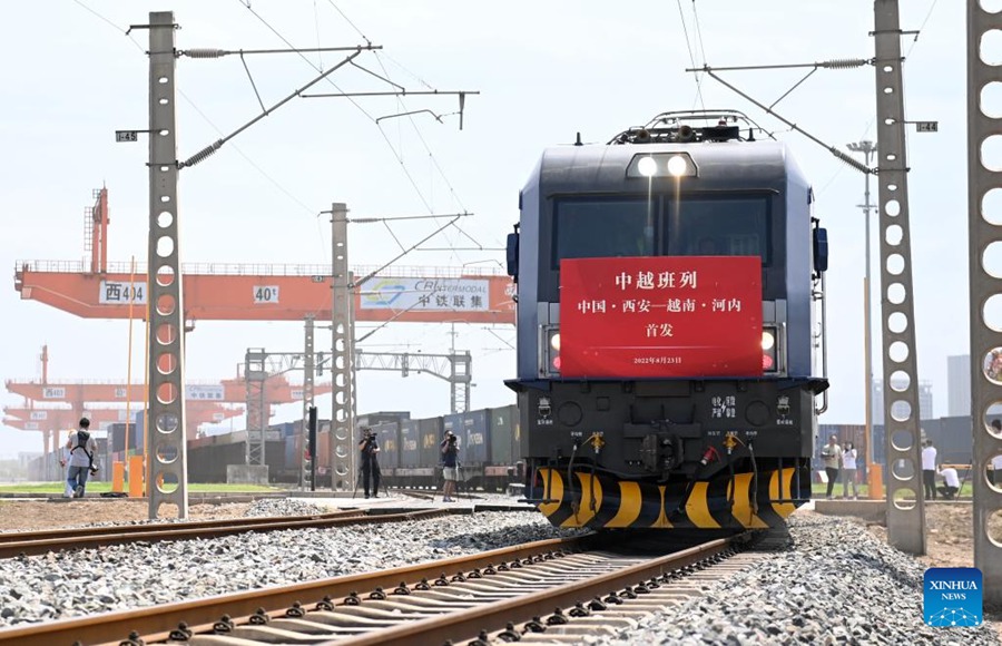 Un treno merci Cina-Vietnam parte dal porto internazionale di Xi'an, nella provincia dello Shaanxi della Cina nord-occidentale. (23 agosto 2022-Xinhua/Li Yibo)