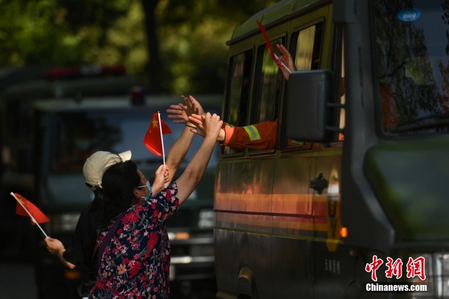 Chongqing: gli abitanti locali ringraziano i vigili del fuoco e forestali dello Yunnan