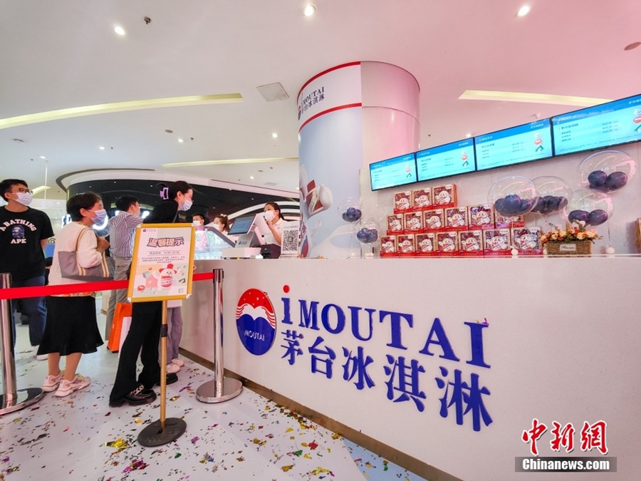 Beijing: aperto il primo negozio offline di gelato Maotai