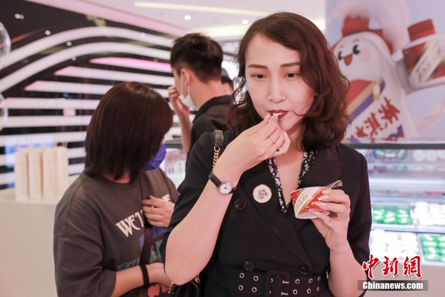 Beijing: aperto il primo negozio offline di gelato Maotai