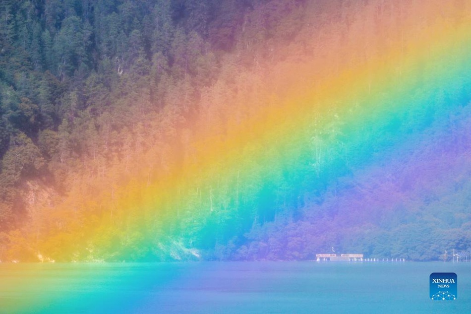 Nyingchi, Tibet: bellissimo arcobaleno sul lago Basum