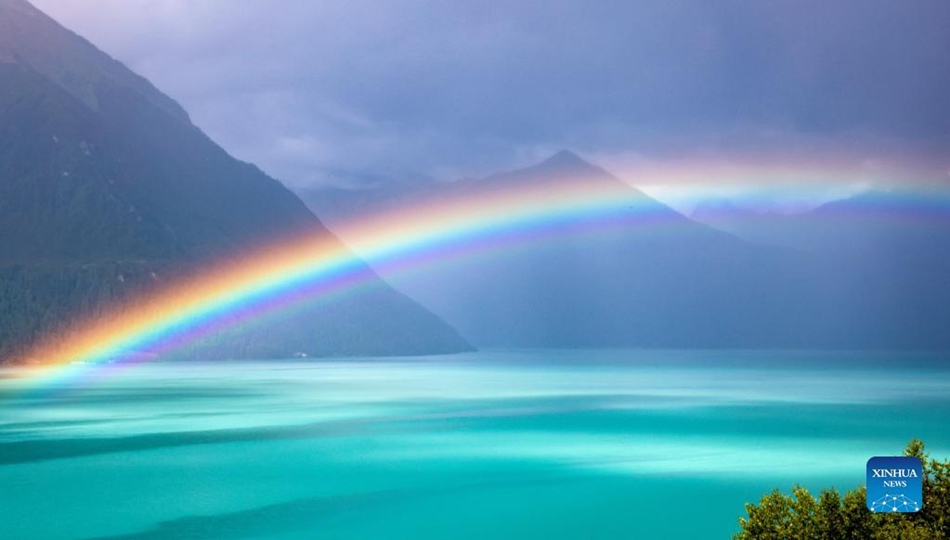 Nyingchi, Tibet: bellissimo arcobaleno sul lago Basum