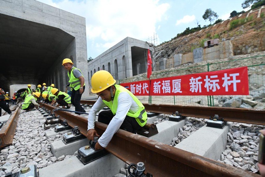 Cina: completata la posa dei binari della prima ferrovia ad alta velocità che attraversa il mare