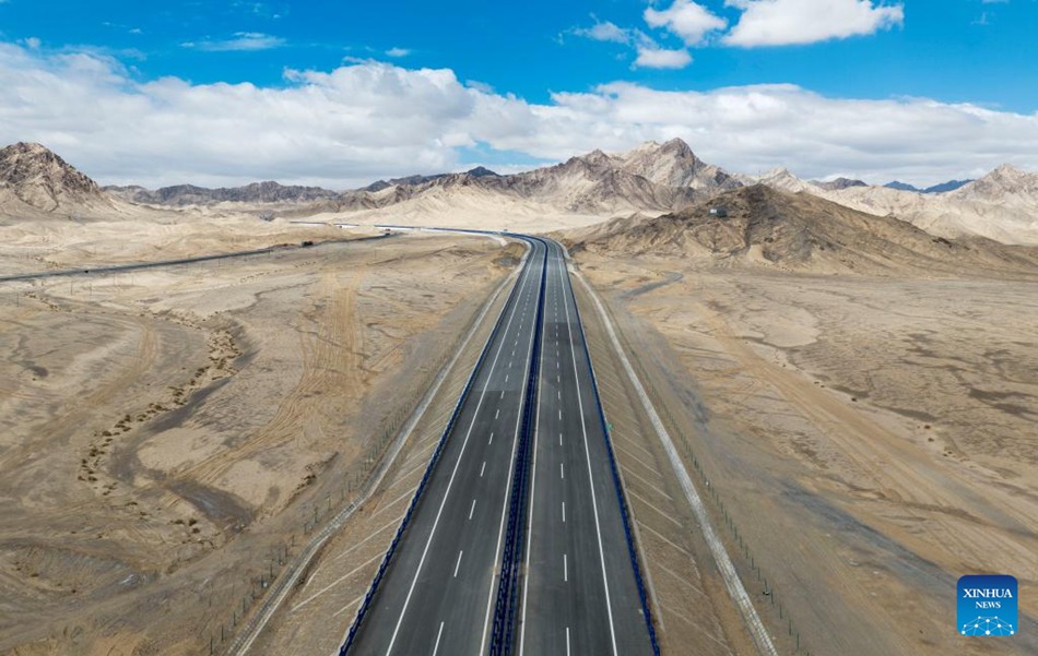 Xinjiang: la nuova autostrada darà impulso allo sviluppo economico di alta qualità