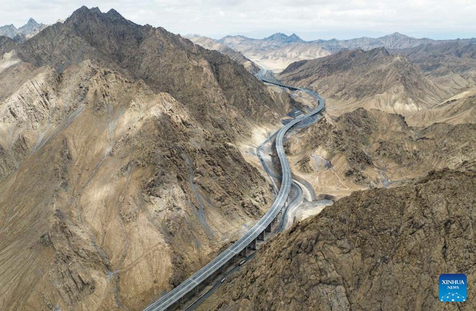 Xinjiang: la nuova autostrada darà impulso allo sviluppo economico di alta qualità