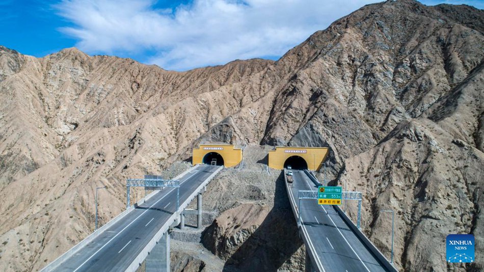 Xinjiang: la nuova autostrada darà impulso allo sviluppo economico di alta qualità