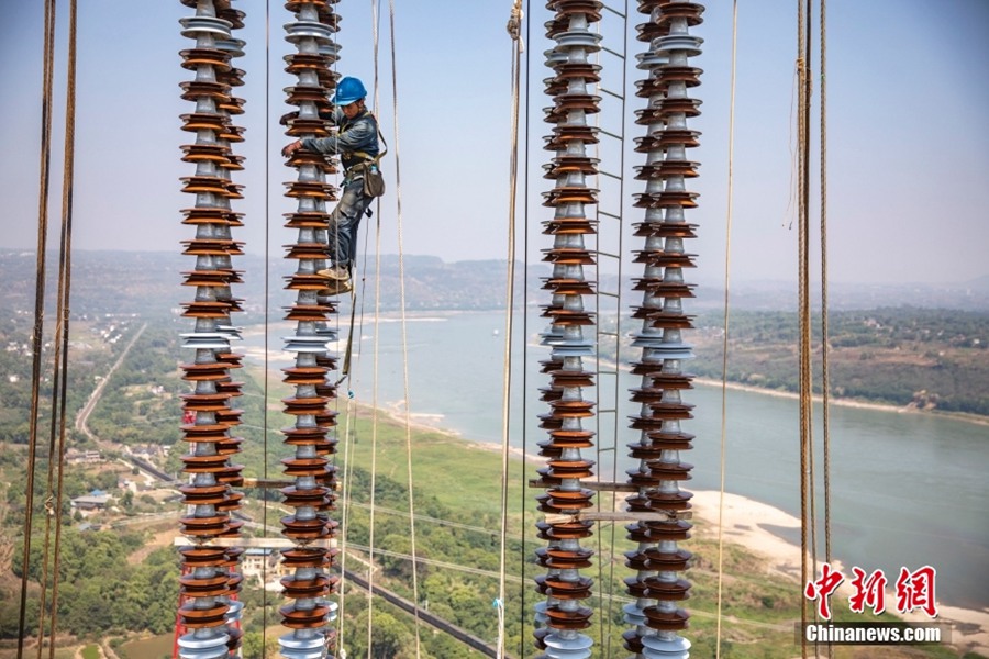 Completato il grande attraversamento del fiume Yangtze per la sezione di Chongqing della grande arteria UHV Baizhe