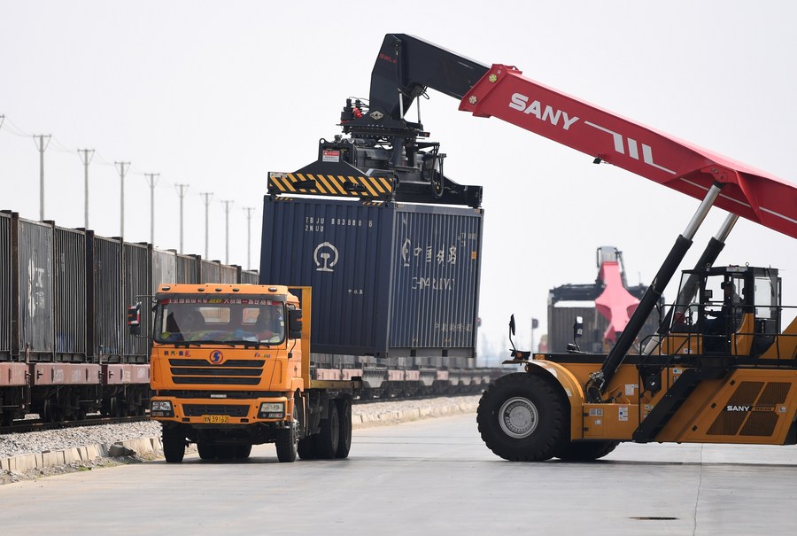 Parco logistico nella nuova area di Lanzhou, nella provincia del Gansu, Cina nord-occidentale. (11 agosto 2022 - Xinhua/Chen Bin)