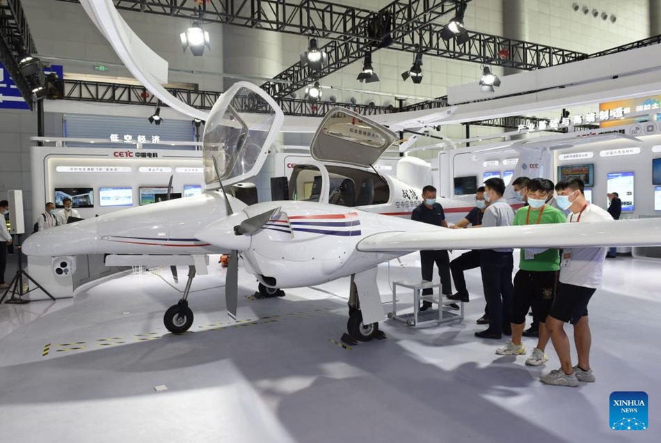 I visitatori osservano un aereo alla World Manufacturing Convention del 2022 a Hefei, nella provincia dell’Anhui, Cina orientale. (20 settembre 2022 - Xinhua/Zhou Mu)