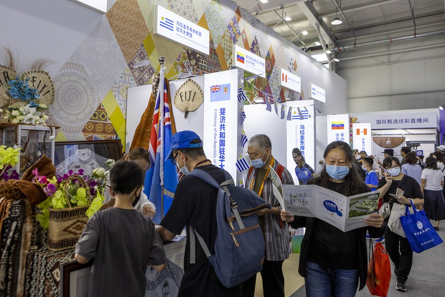 Visitatori a una mostra di servizi culturali e turistici al Parco Shougang durante la Fiera internazionale cinese per il commercio di servizi del 2022 a Beijing, capitale della Cina. (4 settembre 2022 - Xinhua/Hao Zhao)