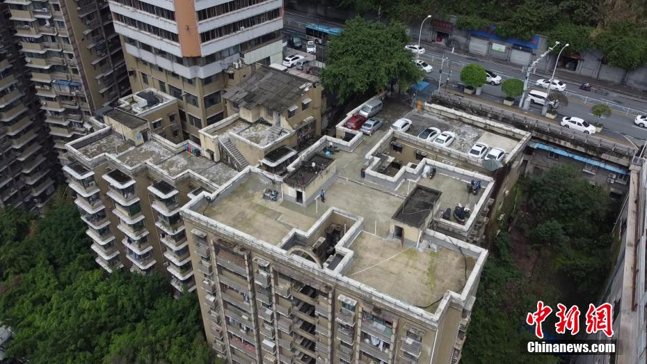 Chongqing: parcheggio sul tetto di un edificio residenziale 