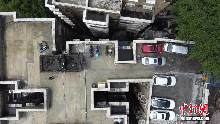 Chongqing: parcheggio sul tetto di un edificio residenziale 