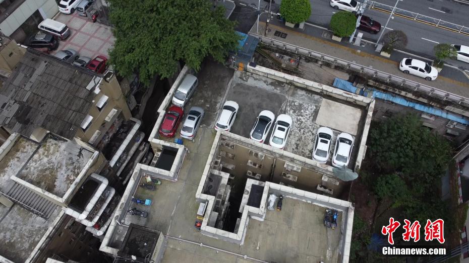 Chongqing: parcheggio sul tetto di un edificio residenziale 