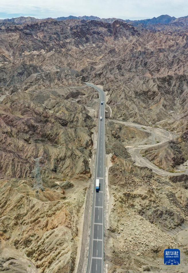 Xinjiang: costruiti 62.200 chilometri di nuove strade in dieci anni