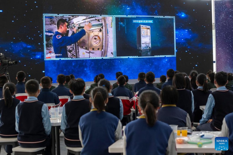 Studenti frequentano la terza lezione in diretta della serie "Tiangong Class" presso il Museo della Scienza e della Tecnologia dell'Henan a Zhengzhou, capoluogo della provincia dell'Henan, nella Cina centrale. (12 ottobre 2022 - Xinhua/Xu Jiayi)