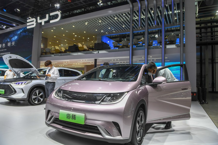 Area espositiva di BYD, il principale produttore cinese di veicoli a nuova energia (NEV), durante il 19° China (Changchun) International Automobile Expo a Changchun, capoluogo della provincia di Jilin, Cina nord-orientale. (15 luglio 2022 - Xinhua/Zhang Nan)