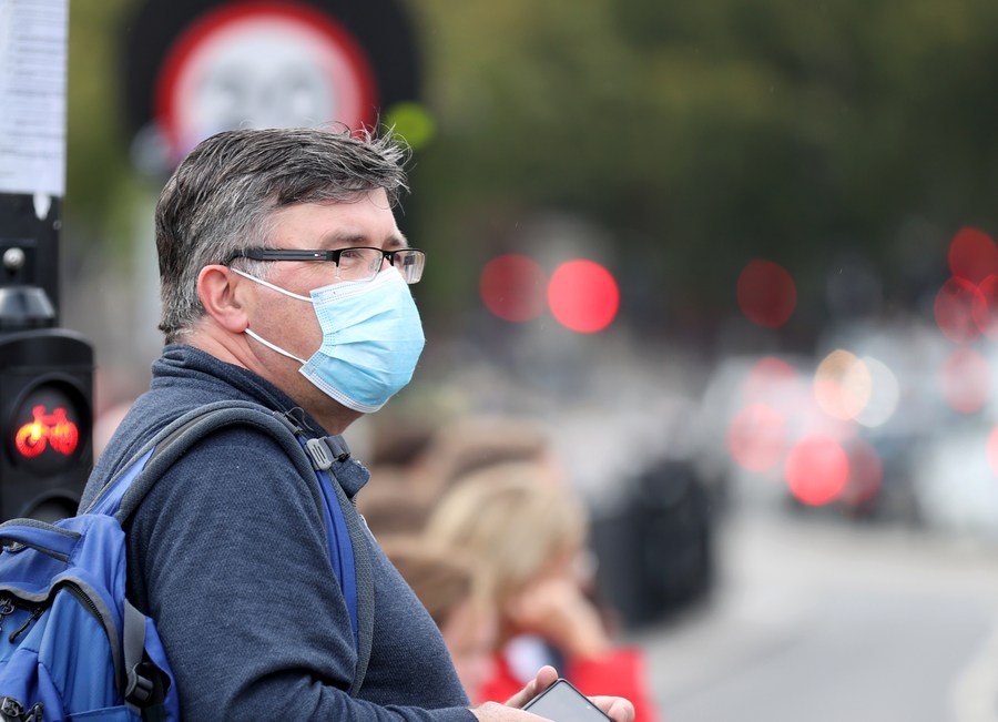 Uomo con mascherina nei pressi del Westminster Bridge a Londra, Gran Bretagna. (14 ottobre 2022 - Xinhua/Li Ying)