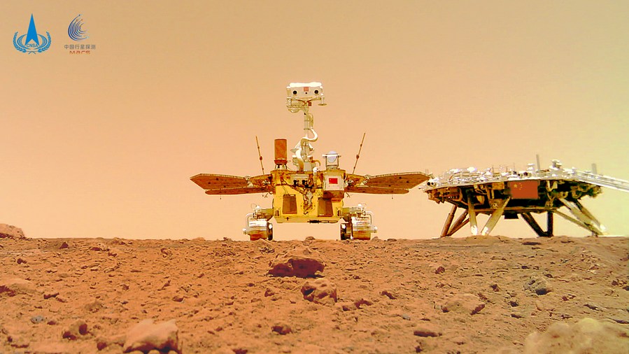 Selfie del primo rover cinese su Marte Zhurong con la piattaforma di marterraggio. (11 giugno 2021 - CNSA/in concessione a Xinhua)