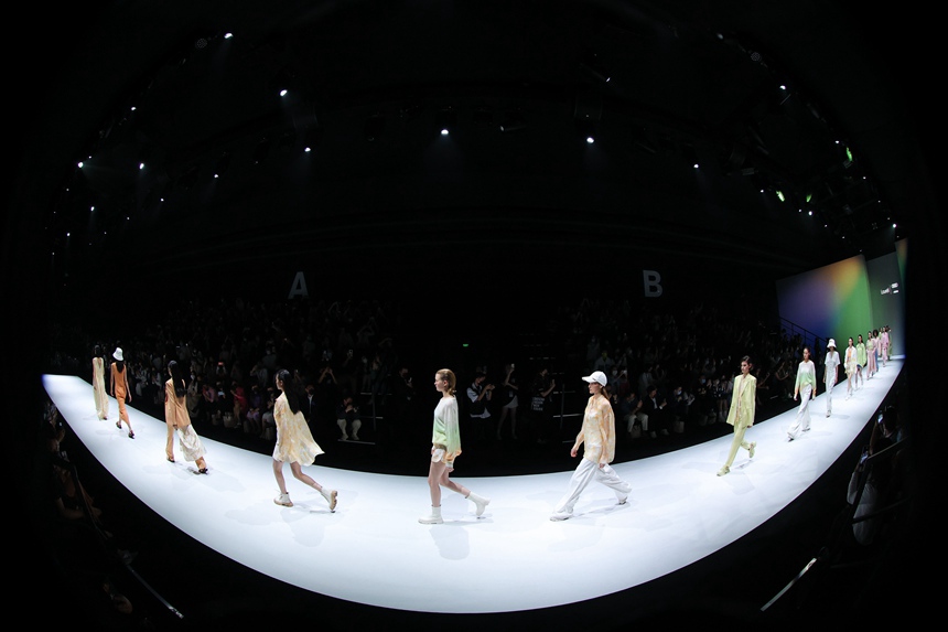 Shenzhen: aperta la Shenzhen Fashion Week Primavera/Estate 2023