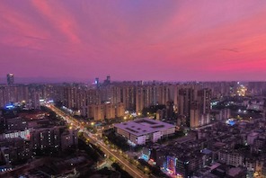 Jiangxi: tramonto fucsia nel cielo di Ganzhou, come un bellissimo dipinto ad olio