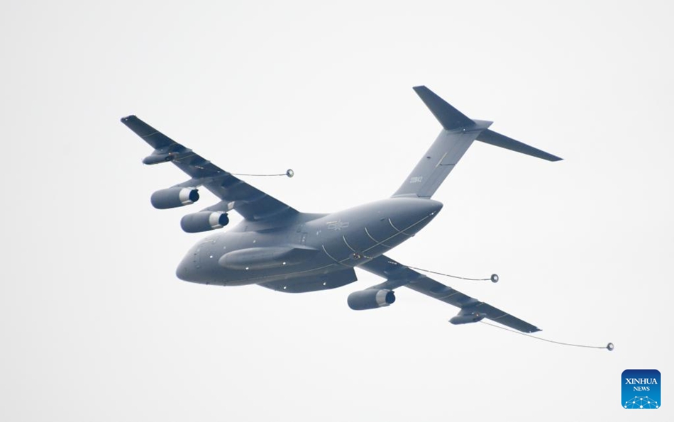 Un aerocisterna YU-20 in esibizione durante il 14esimo Airshow China a Zhuhai, nella provincia del Guangdong, Cina meridionale. (8 novembre - Xinhua)