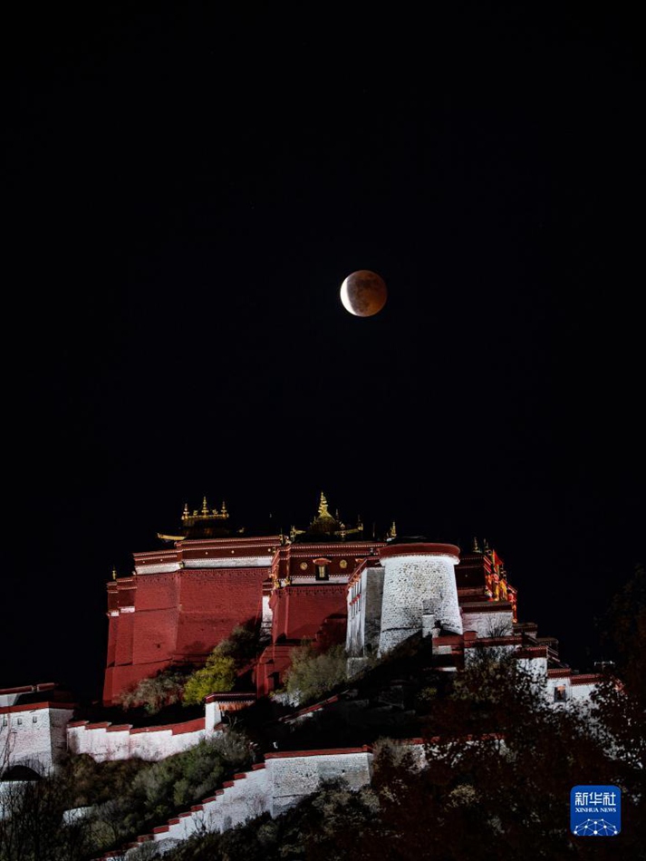 La Luna rossa incontra Urano