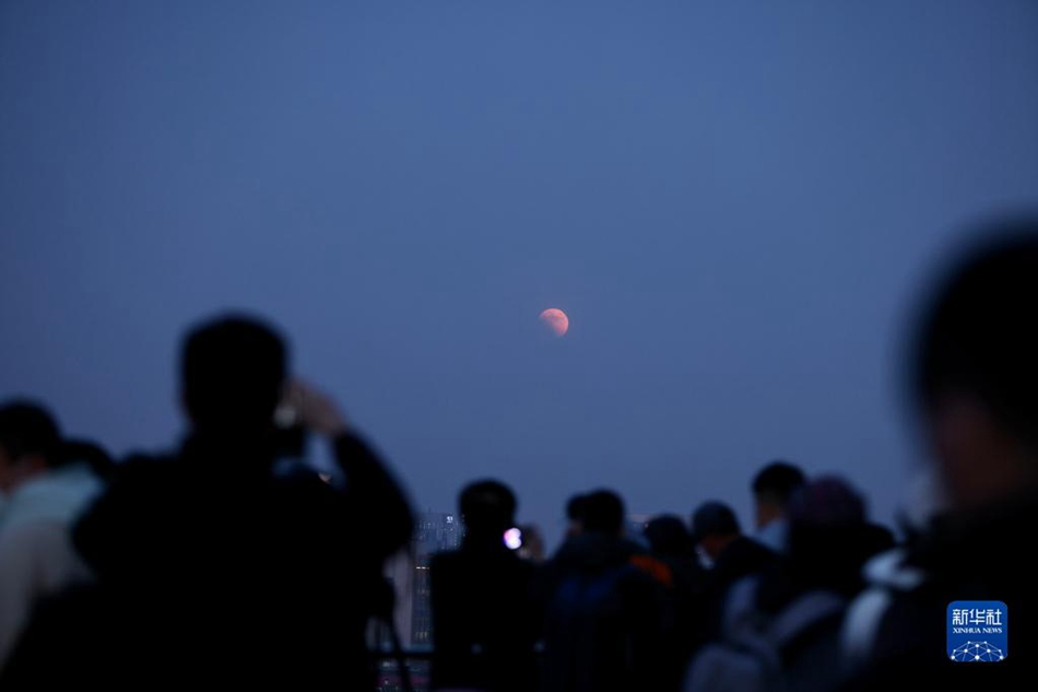 La Luna rossa incontra Urano