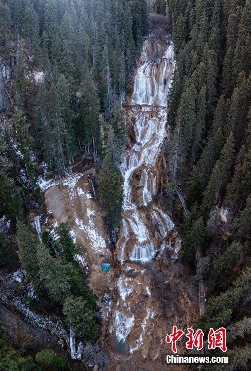 Vista mozzafiato della cascata di Zhaga, la calcificata più elevata della Cina