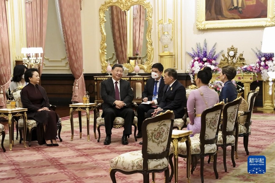 Xi Jinping e Peng Liyuan, sua consorte, incontrano il Re e la Regina di Thailandia