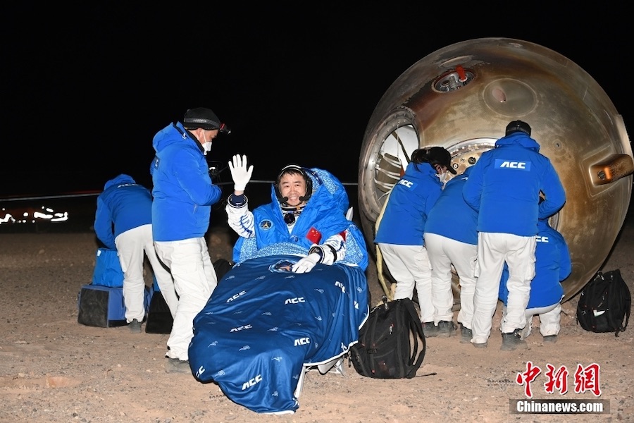 Gli astronauti dello Shenzhou-14 tornano sani e salvi