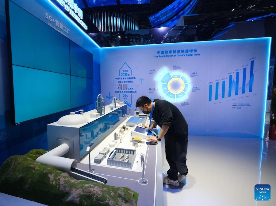 Un membro dello staff controlla un modello di Smart Factory 5G+ alla prima Global Digital Trade Expo di Hangzhou, nella provincia dello Zhejiang, nella Cina orientale. (11 dicembre 2022 - Xinhua/Xu Yu)