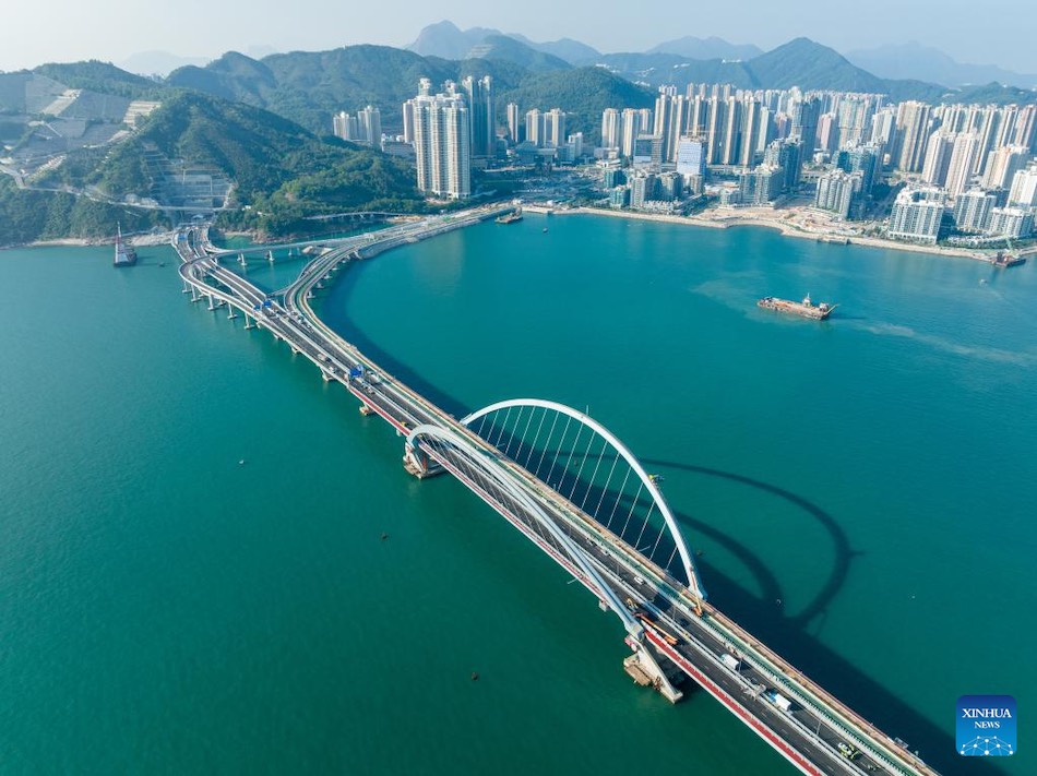 Il ponte Tseung Kwan O Cross Bay di Hong Kong apre al traffico