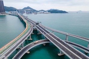 Il ponte Tseung Kwan O Cross Bay di Hong Kong apre al traffico