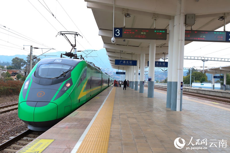 I passeggeri salgono a bordo del treno presso la stazione di Guangtong North. (26 dicembre 2022  - Liang Ying/Quotidiano del Popolo Online)