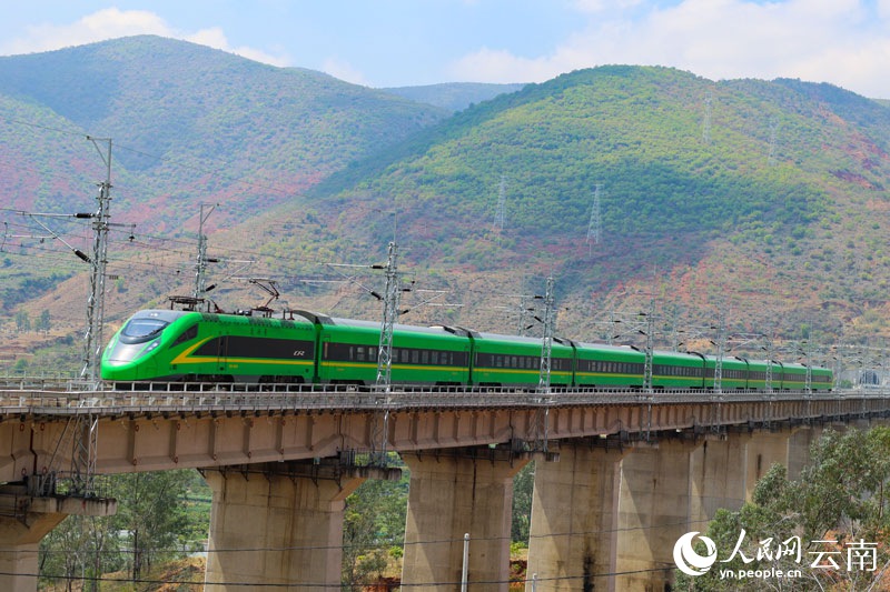 Nuova ferrovia Chengdu-Kunming entra in funzione