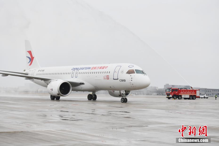 Cina: debutto del primo grande aereo domestico C919 all'aeroporto internazionale Tianfu di Chengdu